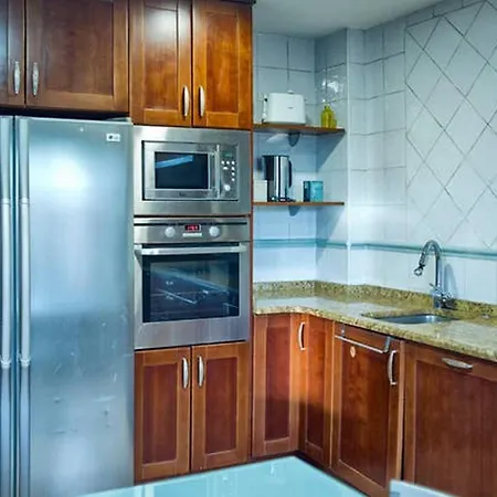 Spacious House In With Garden *