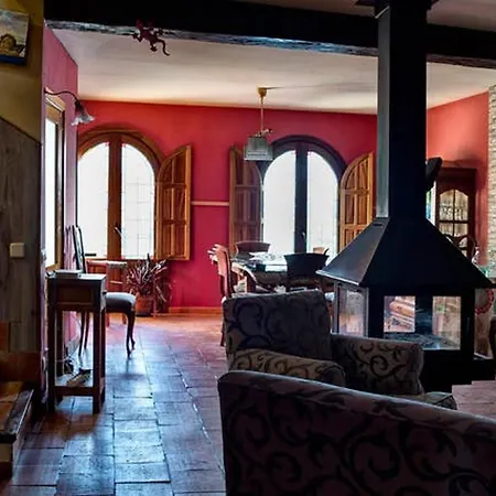 Spacious House In With Garden *