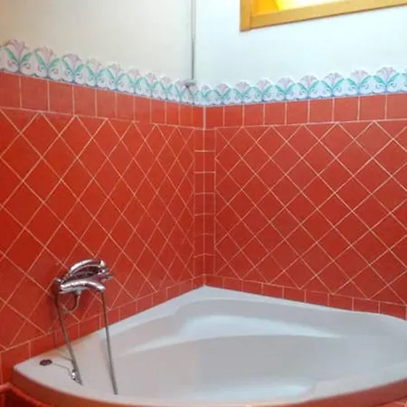Spacious House In With Garden Holiday home *